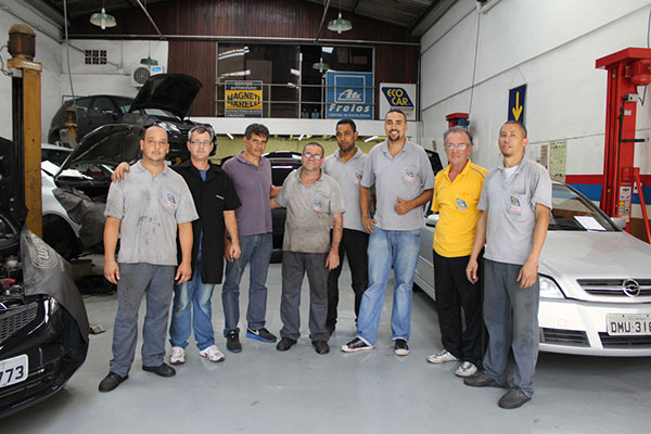 Luís Marcelo de Carvalho Navega (o terceiro da esquerda para a direita) e sua equipe